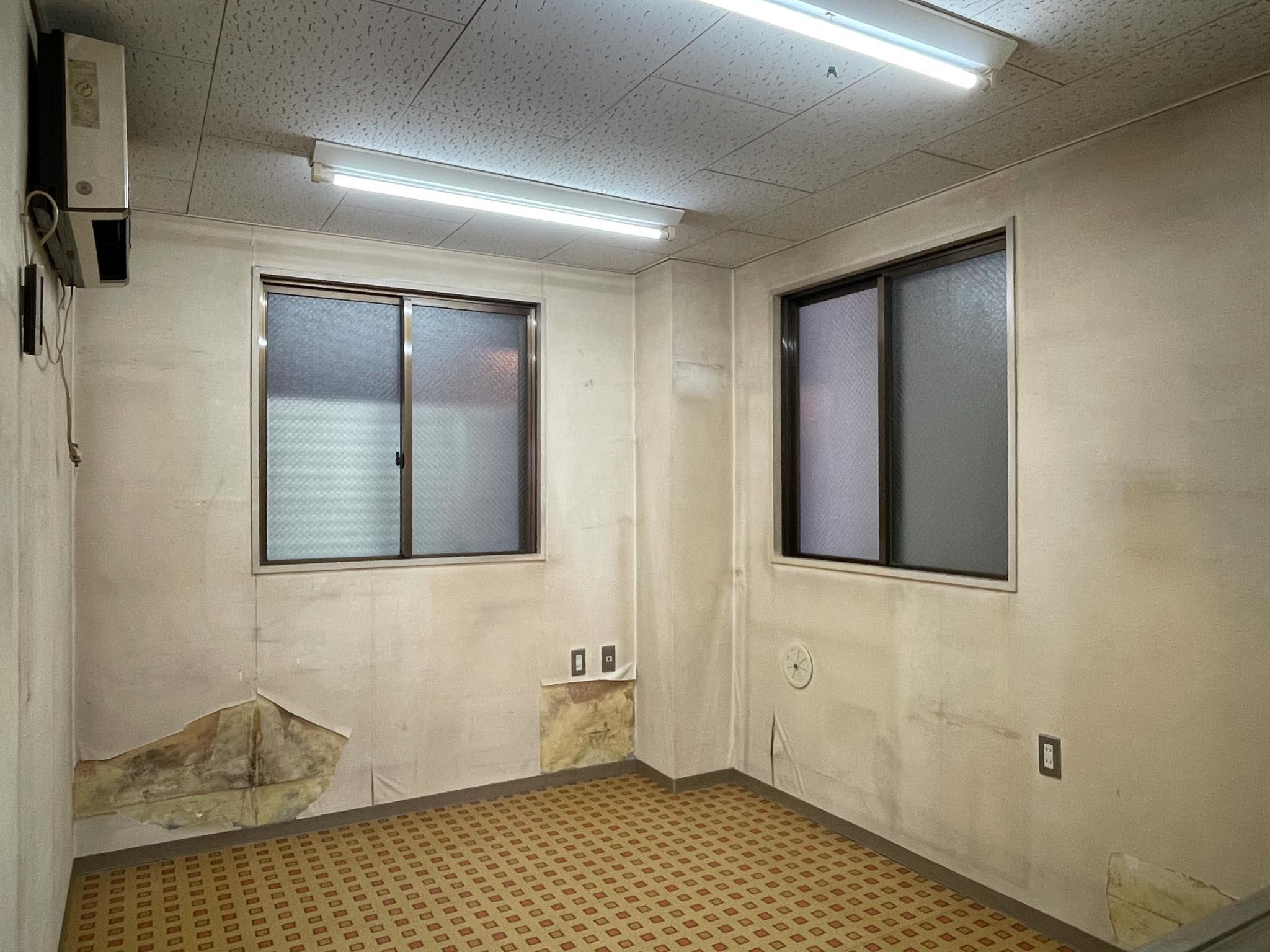 台東区浅草の賃貸物件/③：キッチンがある部屋。床は長尺シート貼りです