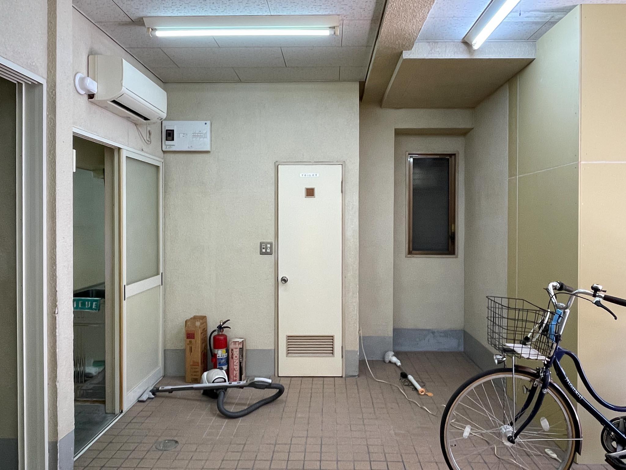 台東区浅草の賃貸物件/①：中央の扉がトイレです