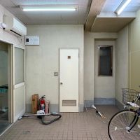 台東区浅草の賃貸物件/①：中央の扉がトイレです