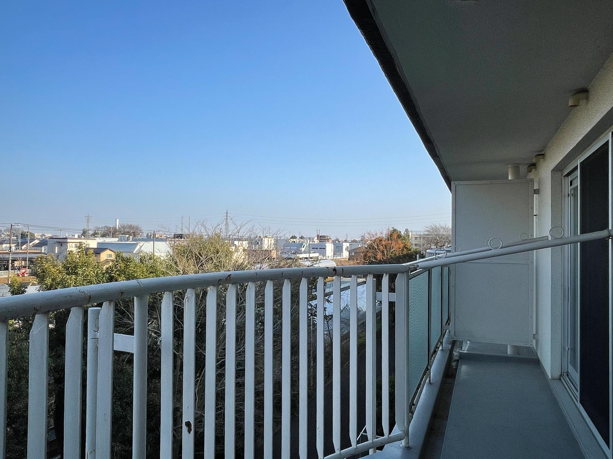 三鷹市井口の賃貸物件/ベランダ。ちょっとだけ、ゆとりのあるサイズ感
