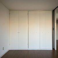三鷹市井口の賃貸物件/リビングにもクローゼットがあります