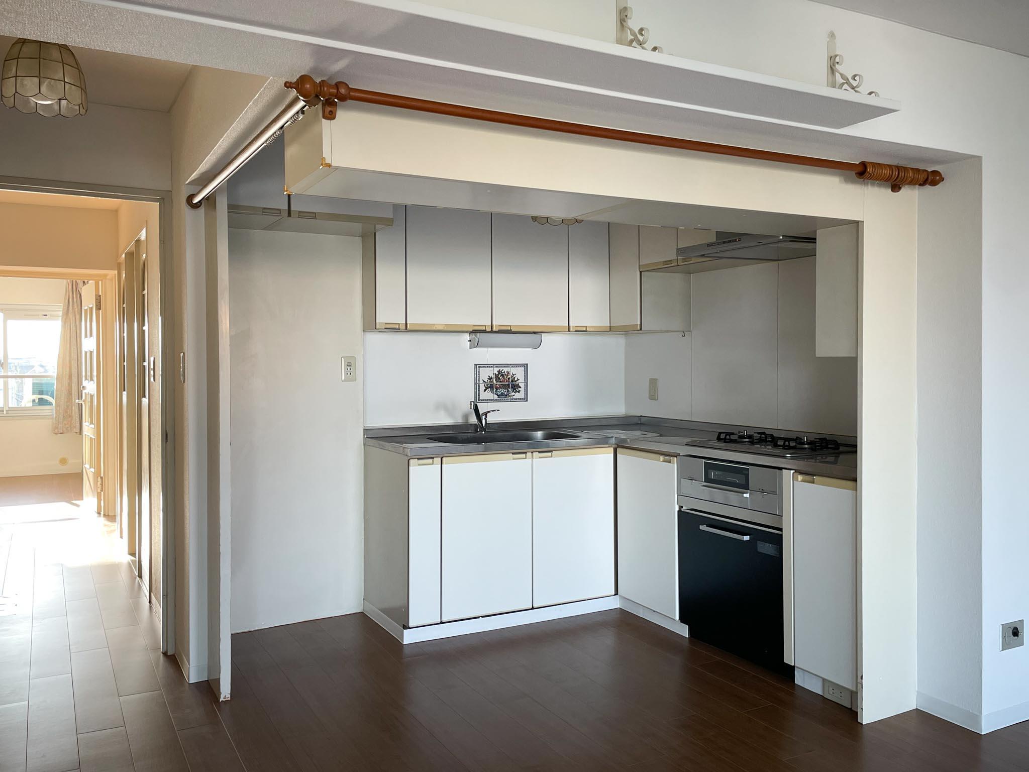 三鷹市井口の賃貸物件/キッチン周り。目隠しのカーテンをかけられます