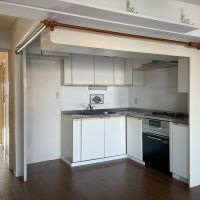 三鷹市井口の賃貸物件/キッチン周り。目隠しのカーテンをかけられます