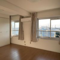 三鷹市井口の賃貸物件/6.6畳洋室：こちらは西向き。午後からしっかりと日が差し込みます