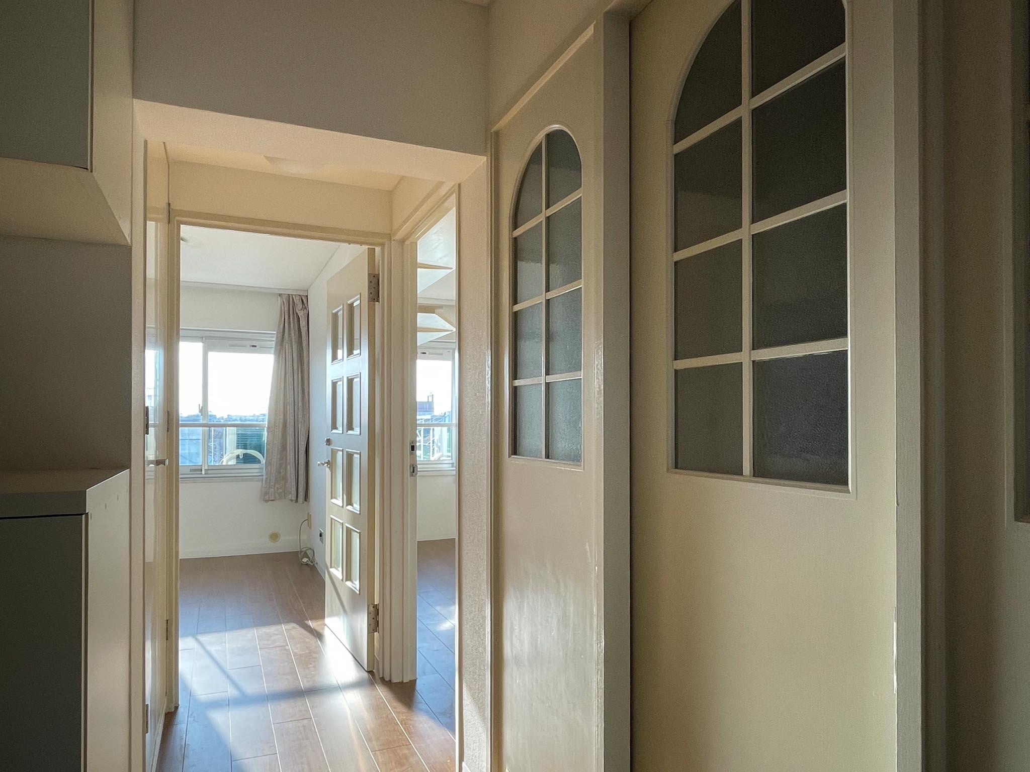 三鷹市井口の賃貸物件/廊下のいい雰囲気をご覧ください