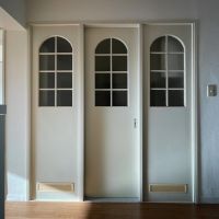 三鷹市井口の賃貸物件/洗面所の扉のアーチガラスがかわいらしい