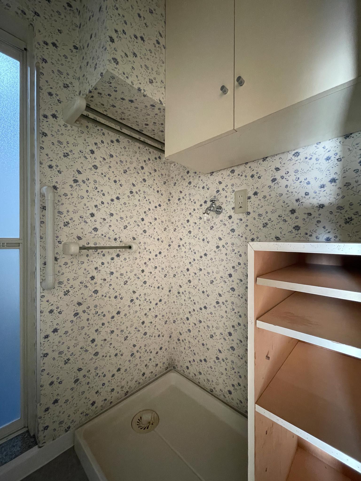 三鷹市井口の賃貸物件/洗面台の向かいに洗濯機置き場