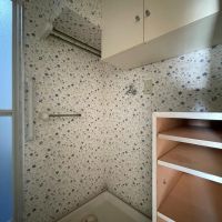 三鷹市井口の賃貸物件/洗面台の向かいに洗濯機置き場