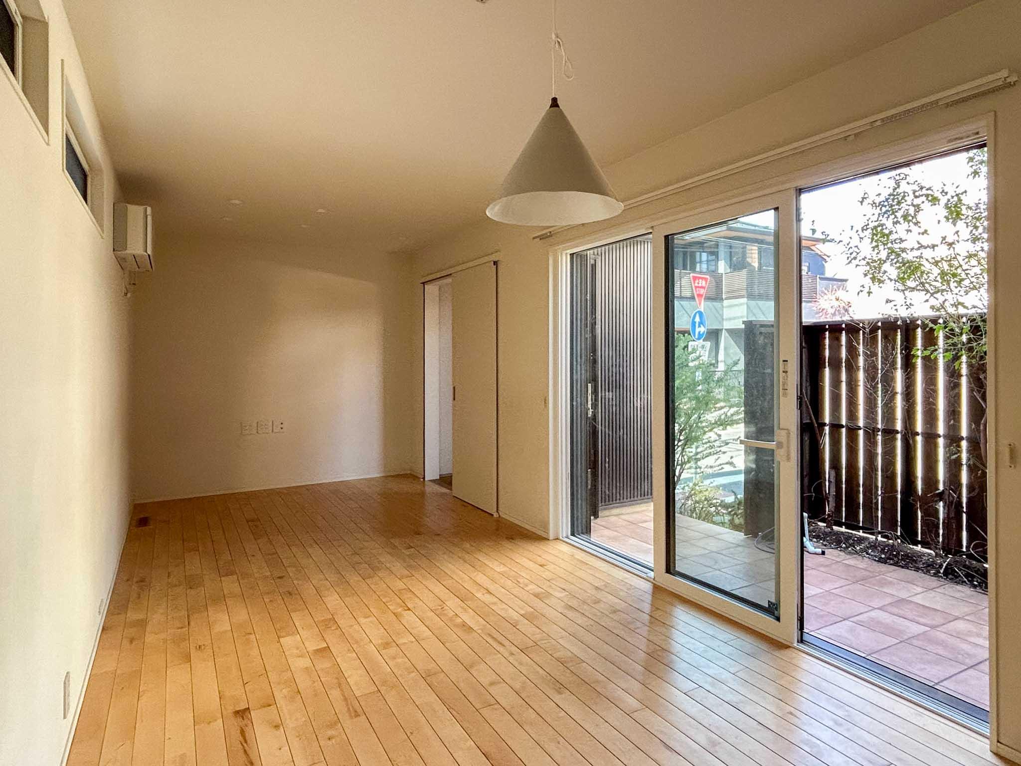 杉並区善福寺の賃貸物件/重厚感のある外観とは裏腹に、明るい色味でまとめられた軽やかな雰囲気の室内