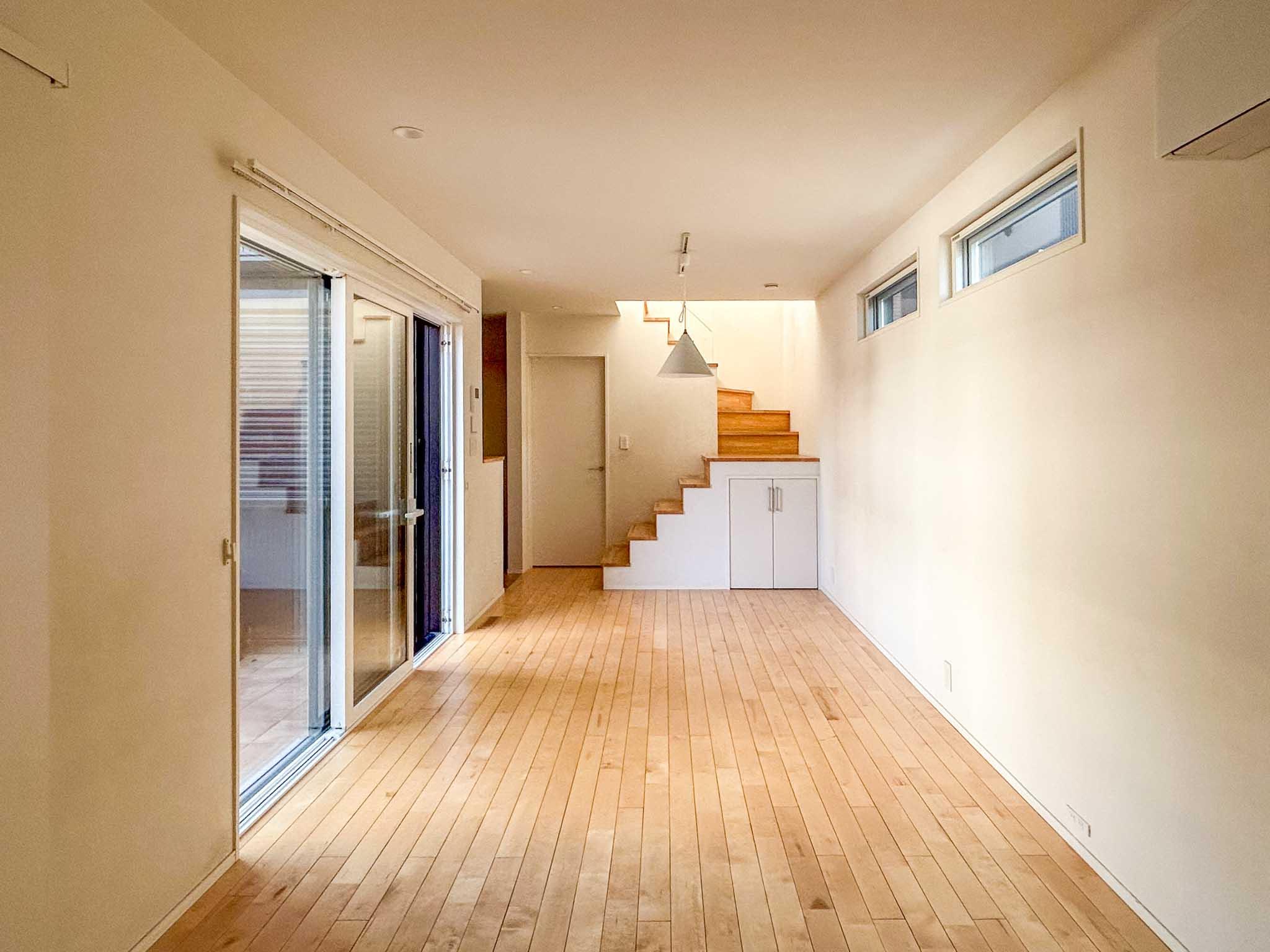 杉並区善福寺の賃貸物件/中庭からやわらかく光が差し込む、長方形のリビング