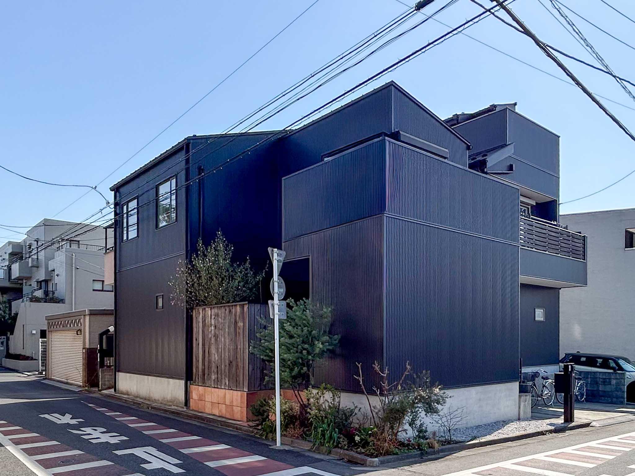 杉並区善福寺の賃貸物件/黒い鎧のような、ガルバリウム鋼板に包まれた家