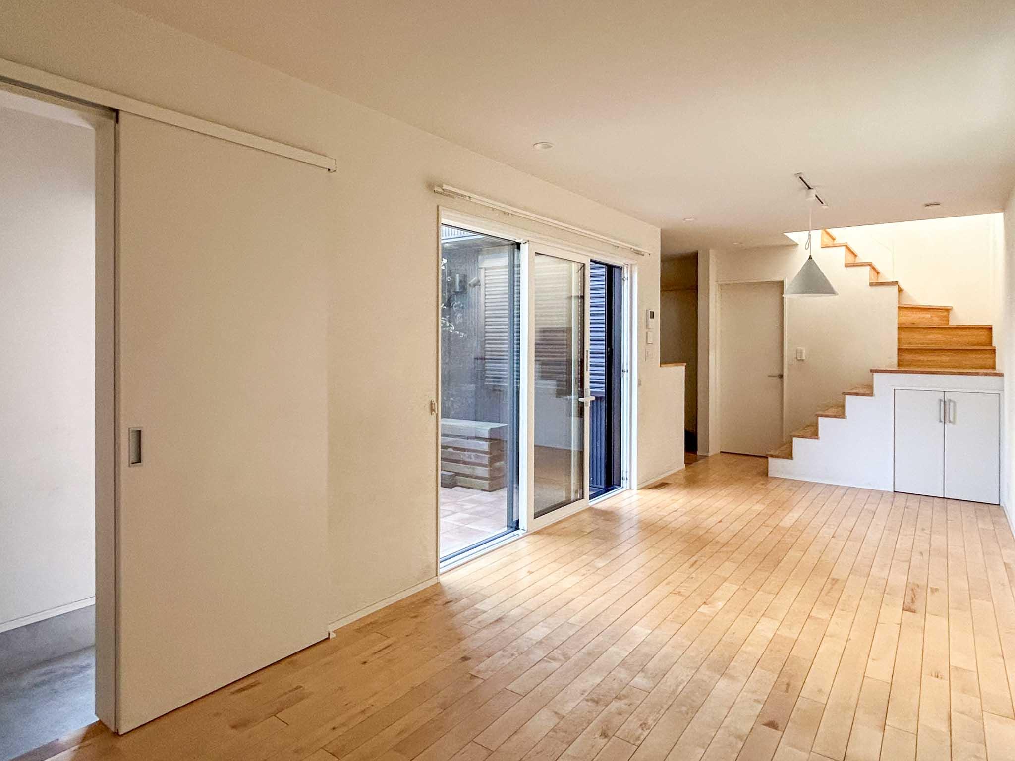 杉並区善福寺の賃貸物件/1階：リビング。左端が玄関、奥に水回りという配置