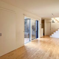 杉並区善福寺の賃貸物件/1階：リビング。左端が玄関、奥に水回りという配置