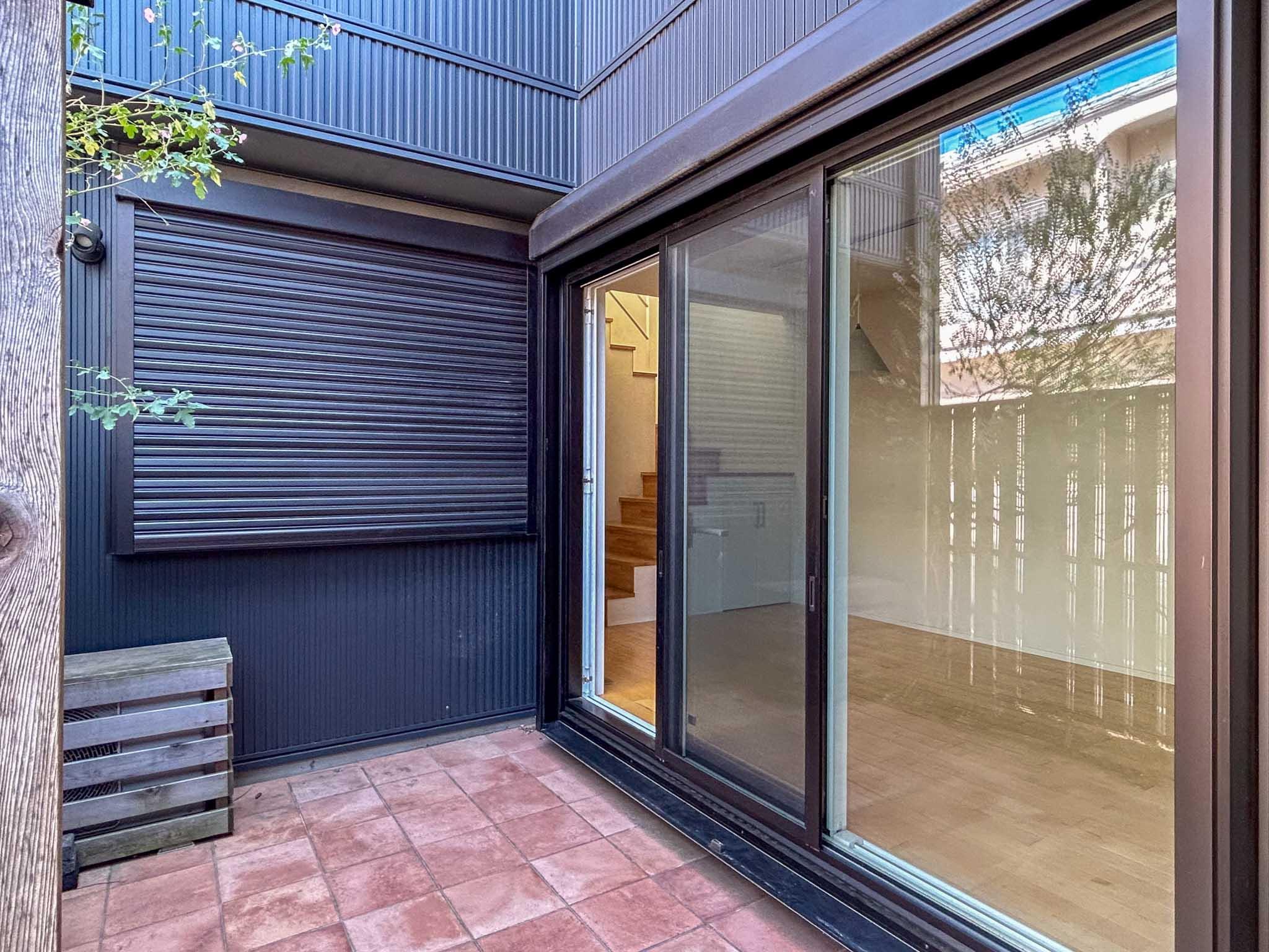 杉並区善福寺の賃貸物件/中庭。ビニールプールで遊んだり、趣味道具の手入れをしたりと何かと重宝しそう