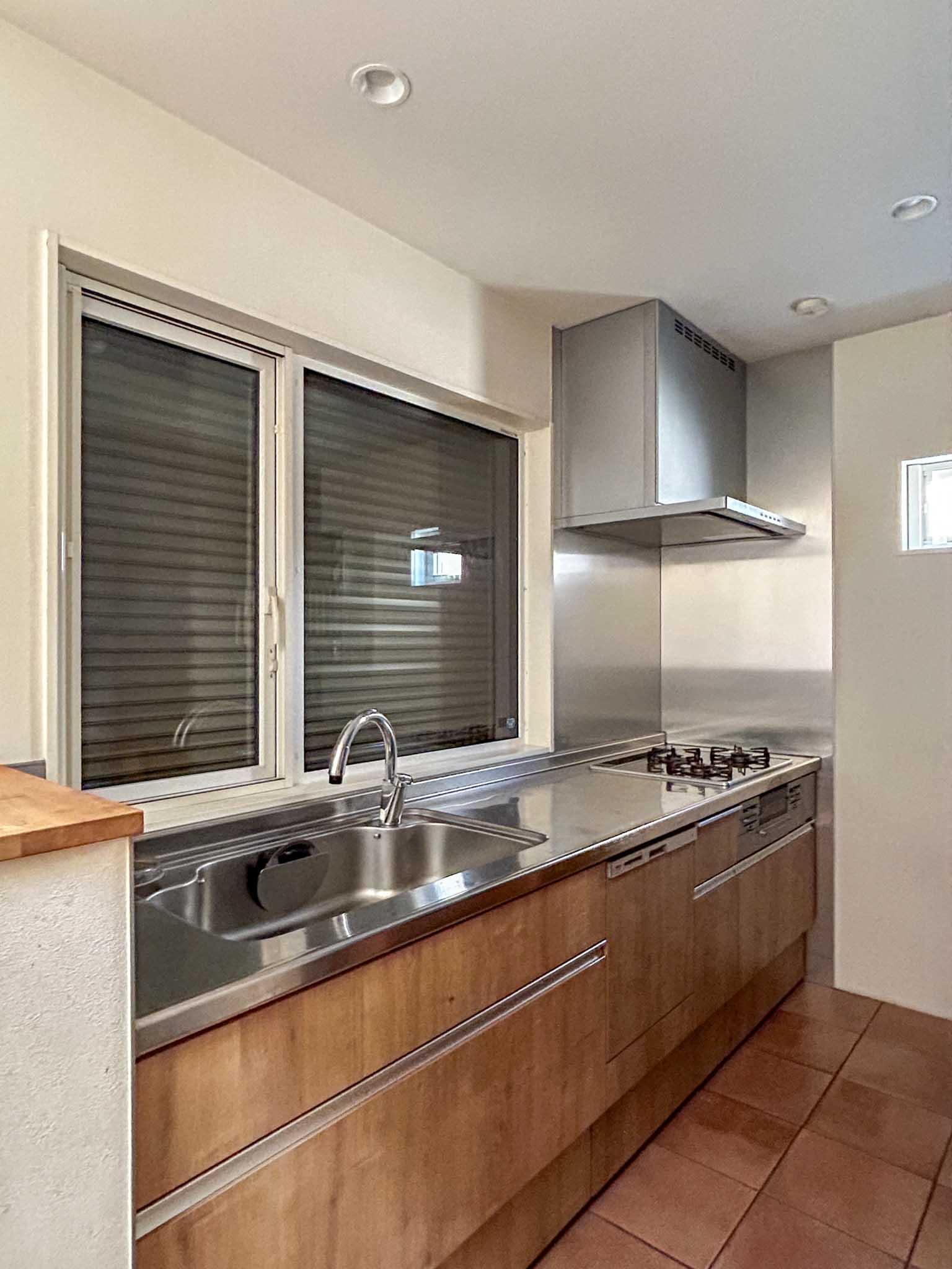 杉並区善福寺の賃貸物件/1階：キッチン。正面の電動シャッターを開ければ、中庭を通して光が入る