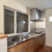 杉並区善福寺の賃貸物件/1階：キッチン。正面の電動シャッターを開ければ、中庭を通して光が入る