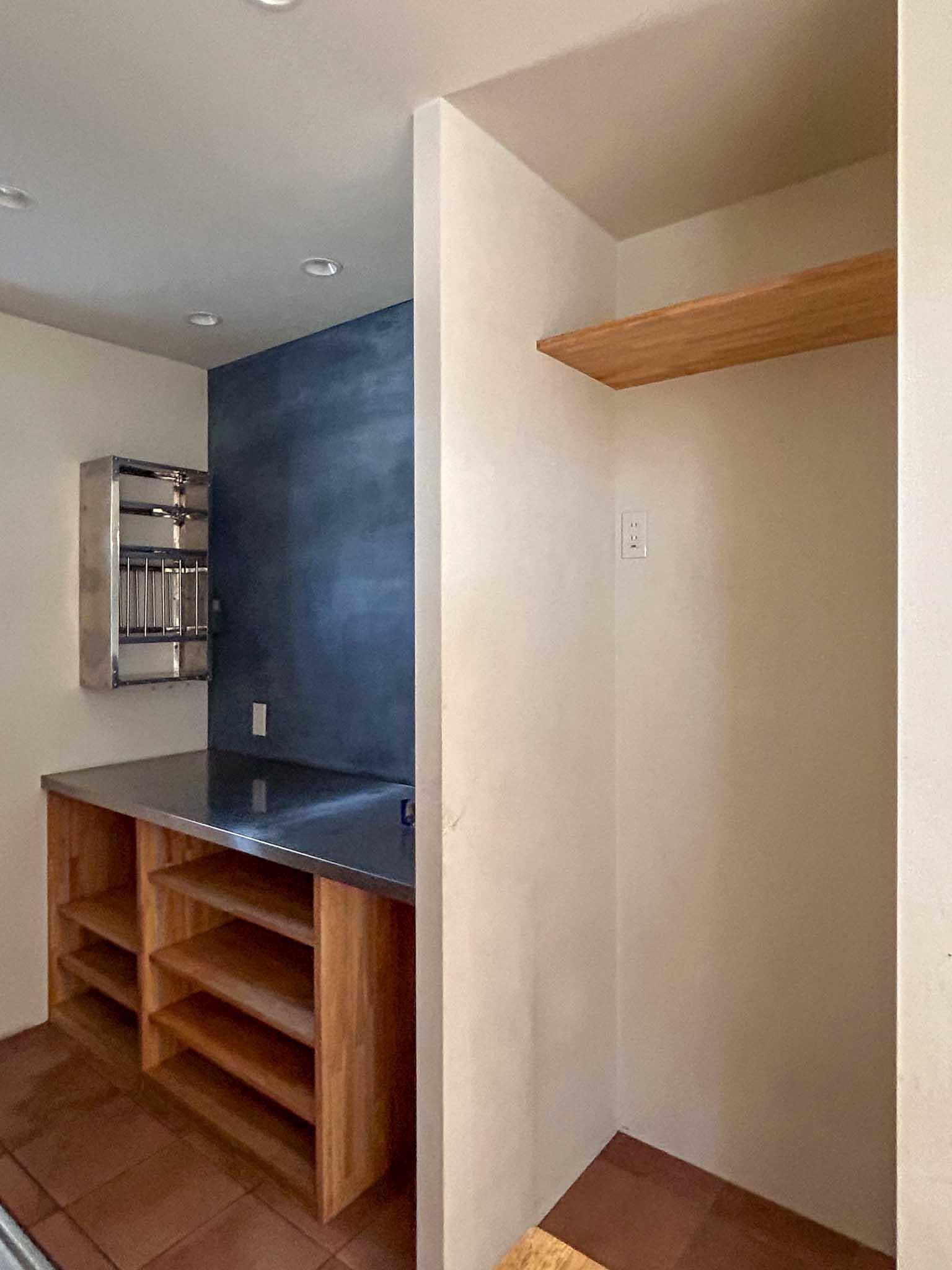 杉並区善福寺の賃貸物件/1階：作業台があるキッチン背面。冷蔵庫置き場の幅は78cmほど