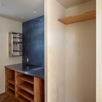 杉並区善福寺の賃貸物件/1階：作業台があるキッチン背面。冷蔵庫置き場の幅は78cmほど