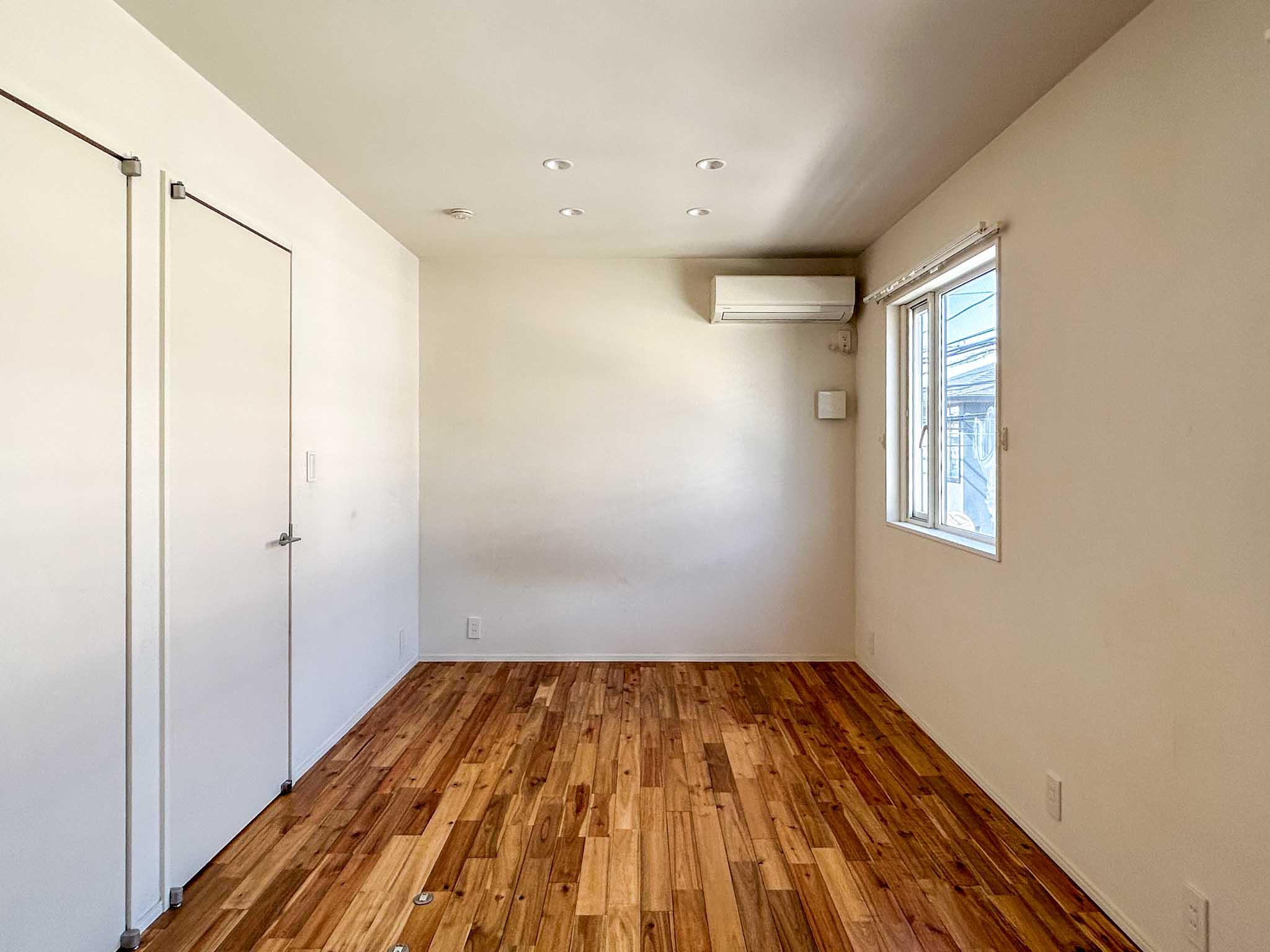 杉並区善福寺の賃貸物件/2階：約8.4帖の洋室。ふた部屋に分けられることを想定したつくり