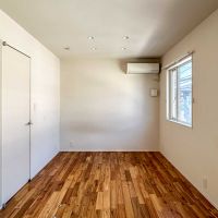 杉並区善福寺の賃貸物件/2階：約8.4帖の洋室。ふた部屋に分けられることを想定したつくり