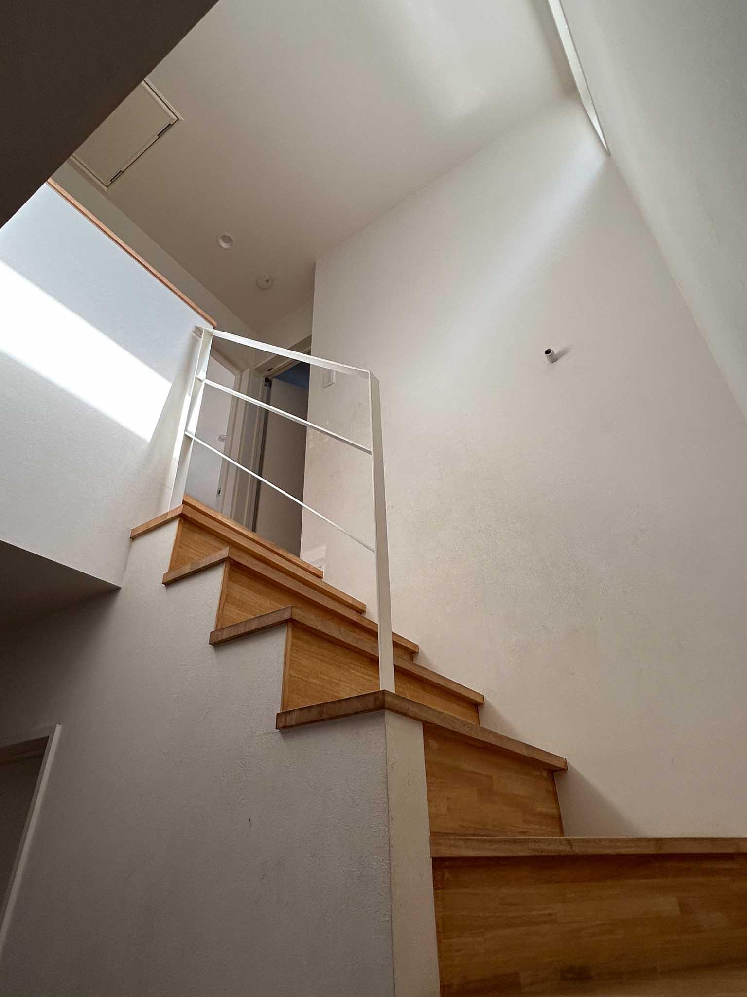 杉並区善福寺の賃貸物件/階段。吹き抜け上部から光が入ります