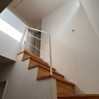 杉並区善福寺の賃貸物件/階段。吹き抜け上部から光が入ります