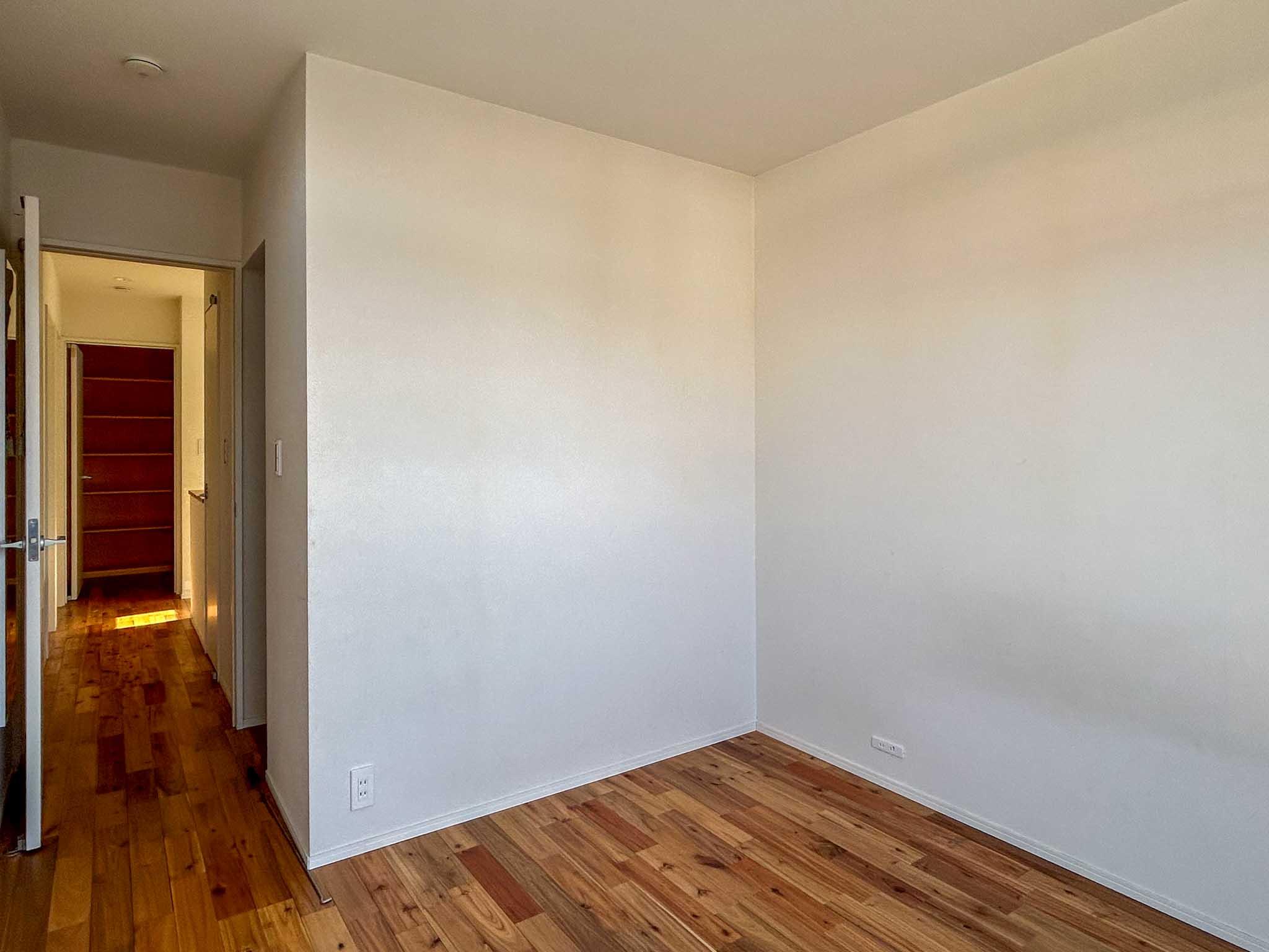 杉並区善福寺の賃貸物件/2階：洋室を別アングルから。室内にウォークインクローゼットがあります