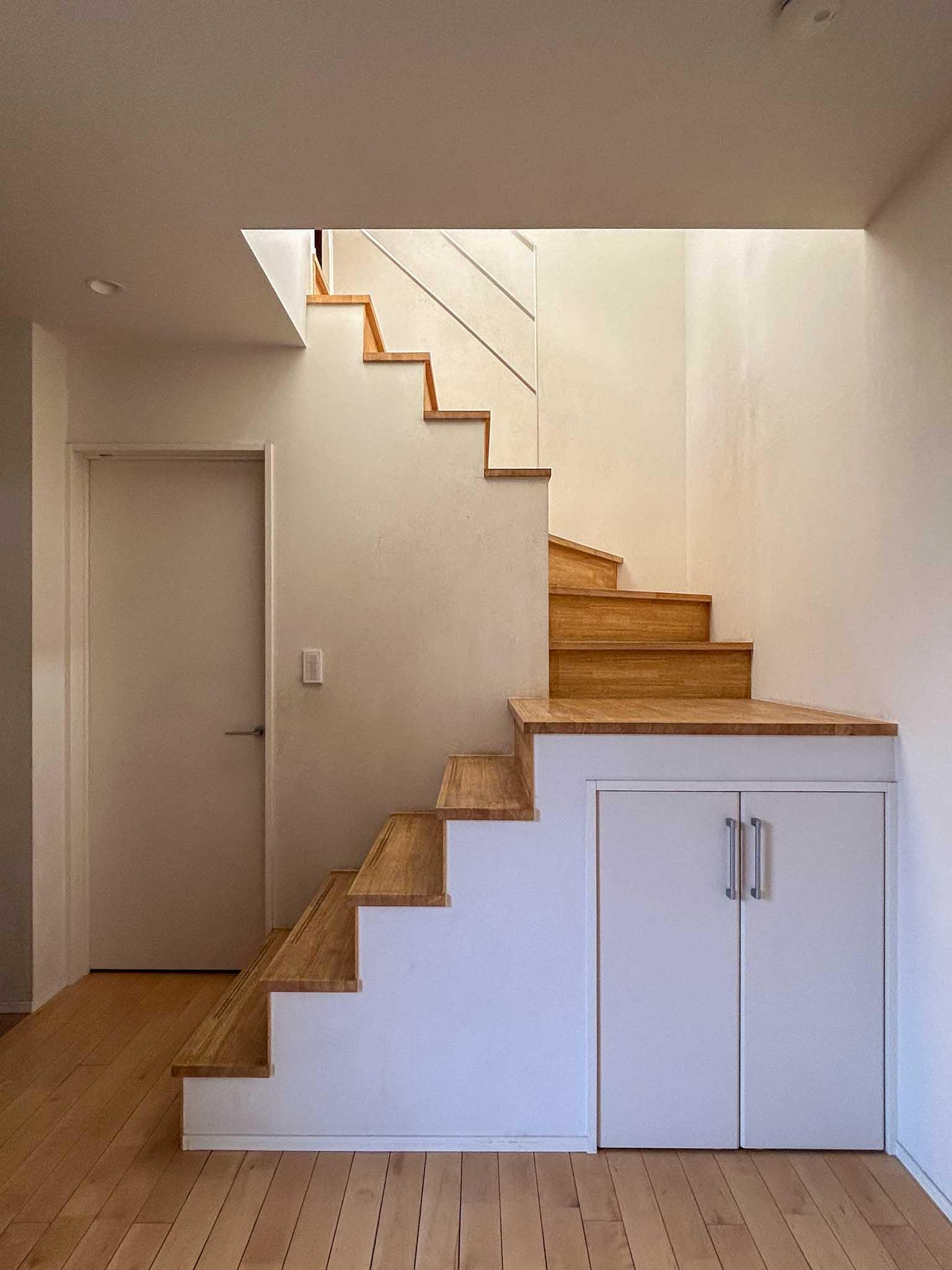 杉並区善福寺の賃貸物件/階段下に収納があります