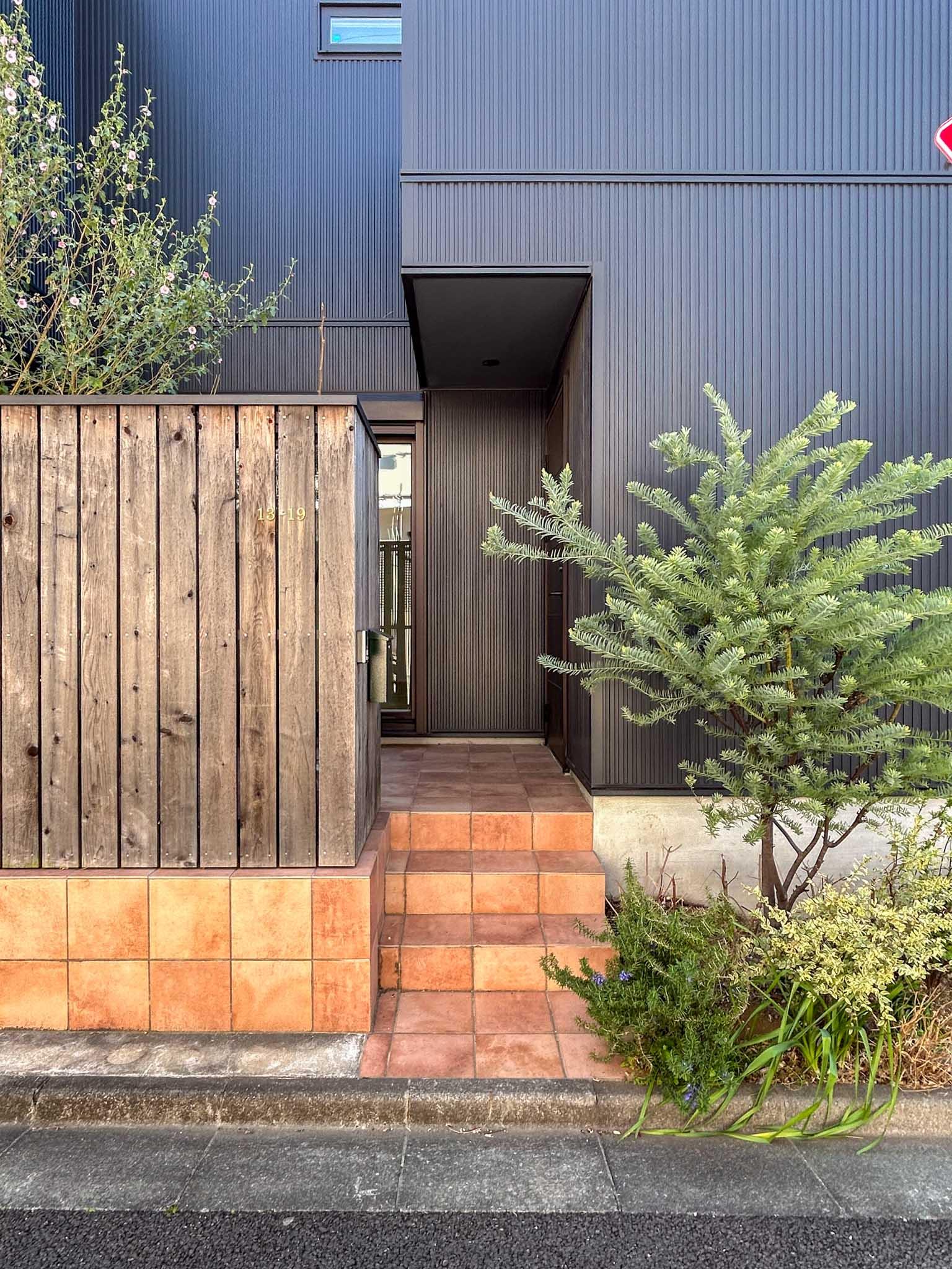 杉並区善福寺の賃貸物件/1階：道路側から玄関をみる