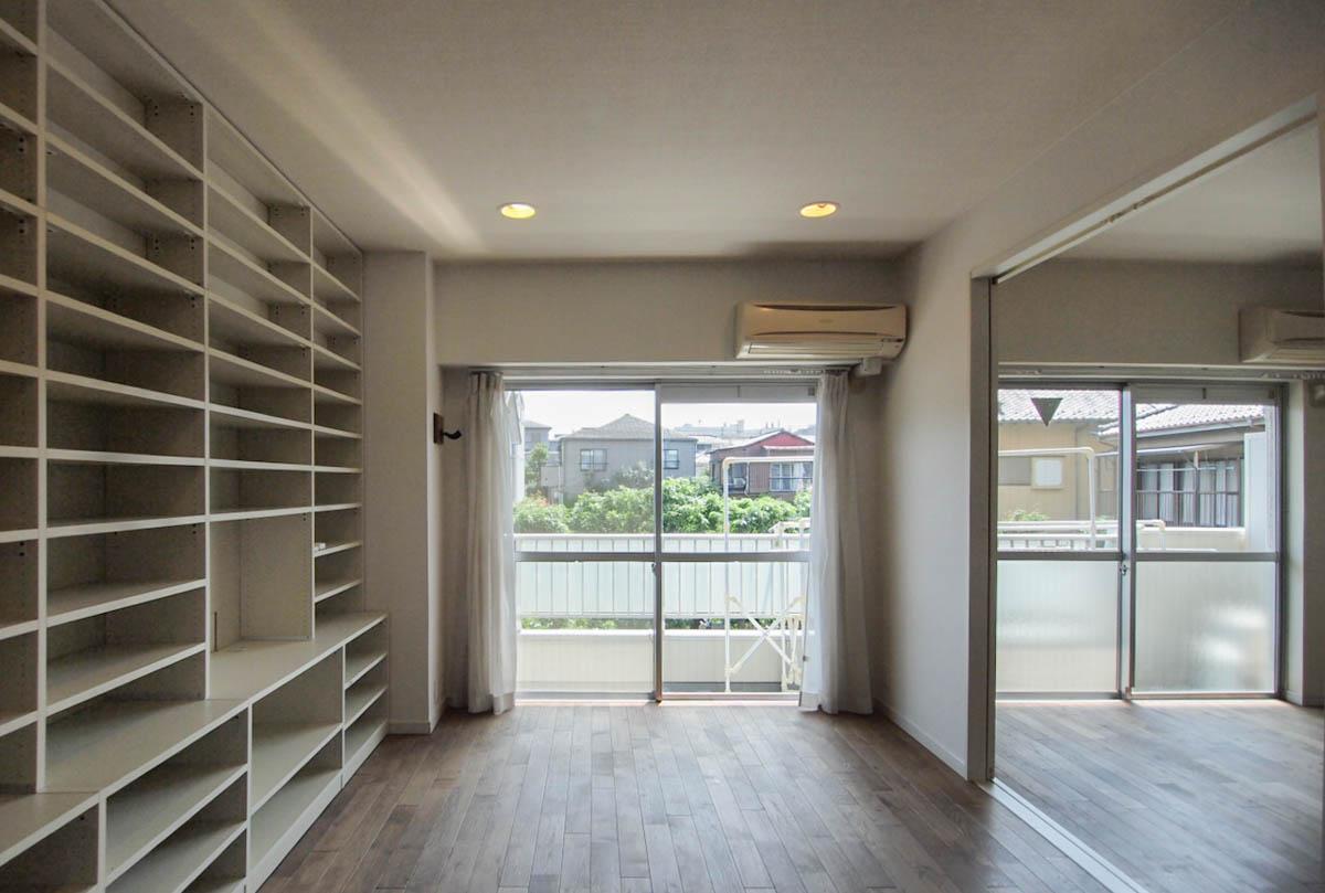 文京区白山の賃貸物件/ 壁いっぱいにつくられたオーナーさん造作の棚。あなたの好きものでいっぱいにしてください！