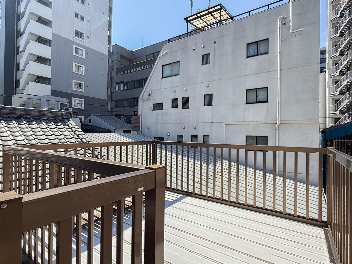 台東区鳥越の賃貸物件/屋根の上に乗るようにつくられたバルコニー