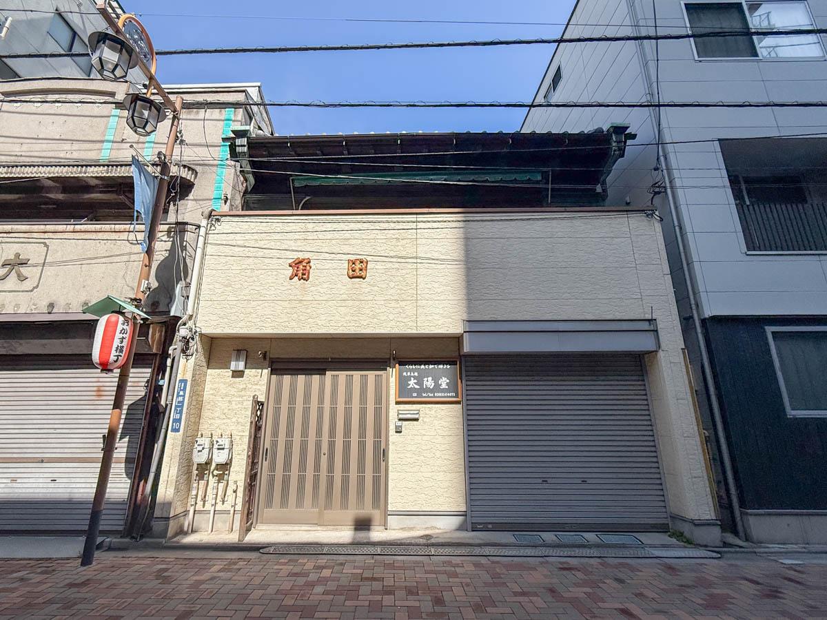 台東区鳥越の賃貸物件/建物外観。正面にはサイディングがあしらわれていますが、2階の軒を見上げると歴史を感じるディティールが