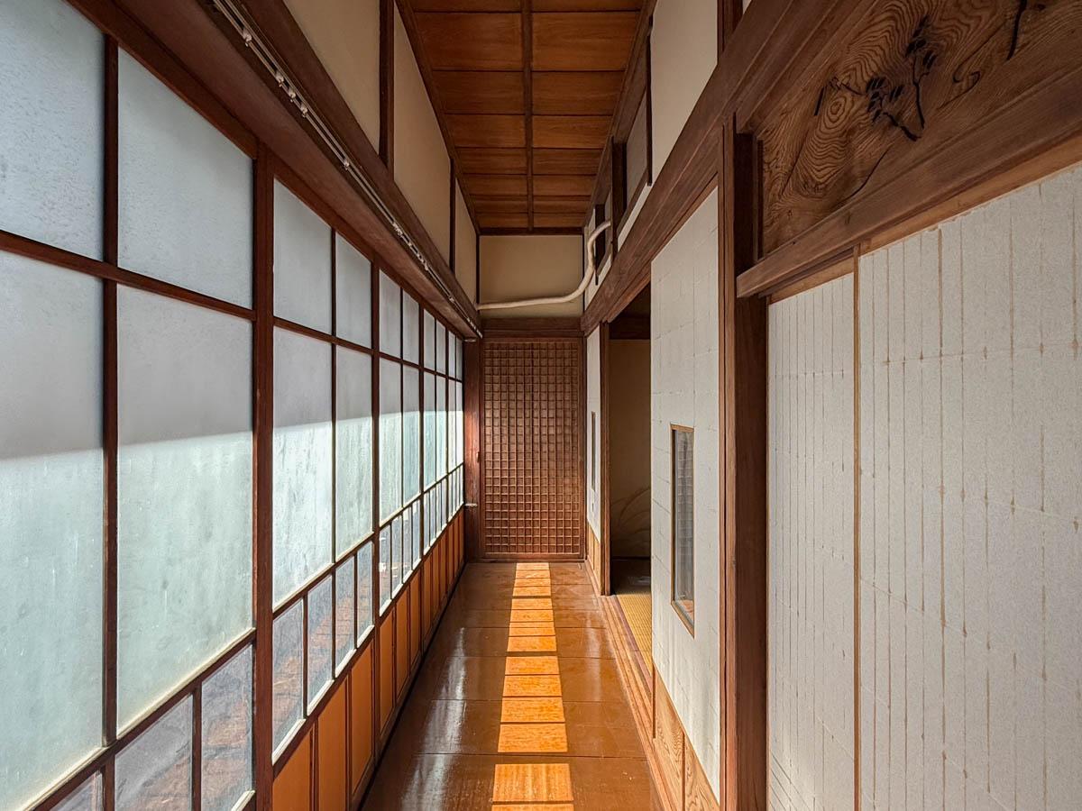 台東区鳥越の賃貸物件/築年数は不詳。趣のある広縁が歴史を感じさせる建物です