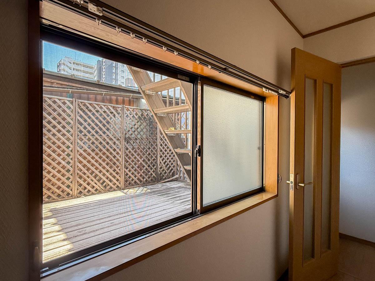 台東区鳥越の賃貸物件/2階4帖洋室から、バルコニーを見る