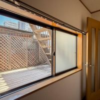 台東区鳥越の賃貸物件/2階4帖洋室から、バルコニーを見る