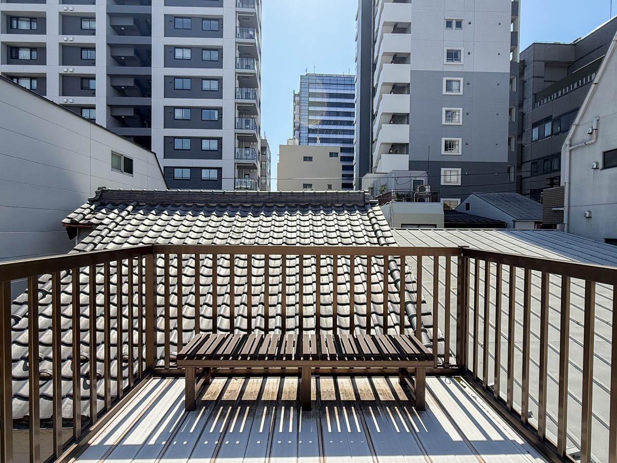 台東区鳥越の賃貸物件/階段でさらに上がると展望台のようなルーフバルコニー
