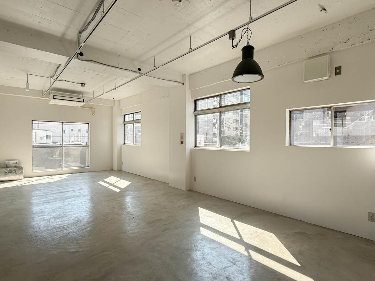 墨田区業平の賃貸物件/モルタルの床に、白く塗装した壁天井。明るく爽やかな空間にリノベーションしています。1フロア1区画なので、窓が多く、風抜けがいいのも気持ちがいい