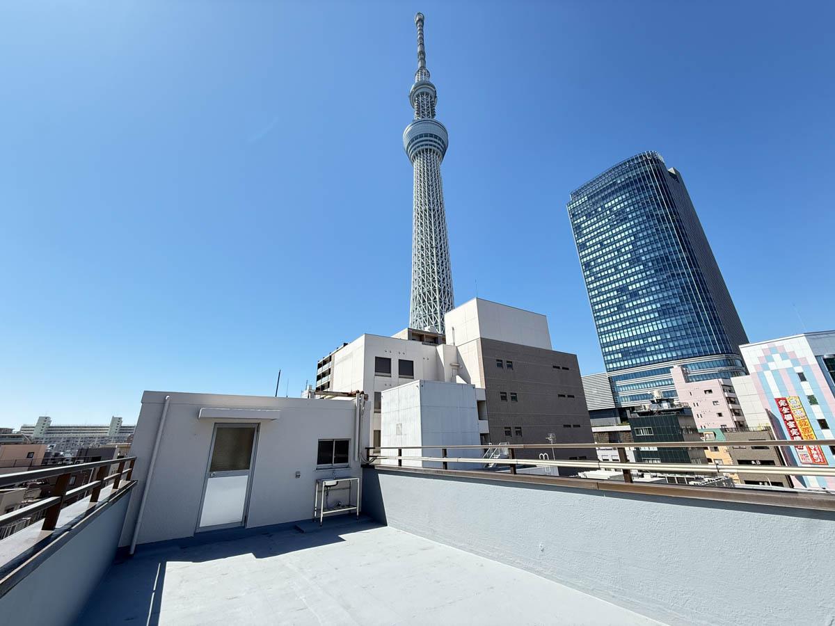 墨田区業平の賃貸物件/4階の区画にセットとなった屋上。スカイツリーを仰ぎ見ることができます