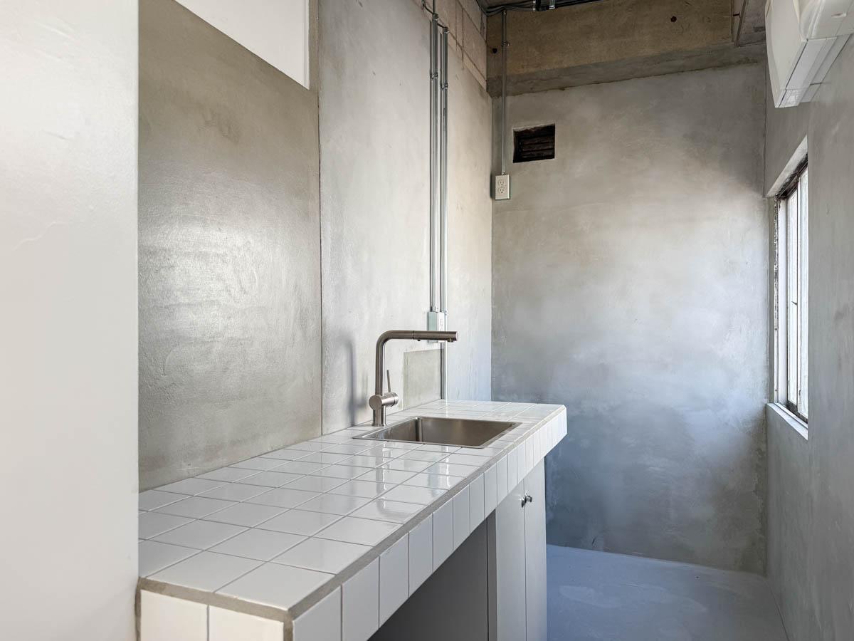 墨田区業平の賃貸物件/給湯室もかわいくデザイン。タイル貼りのシンクカウンターを造作しています