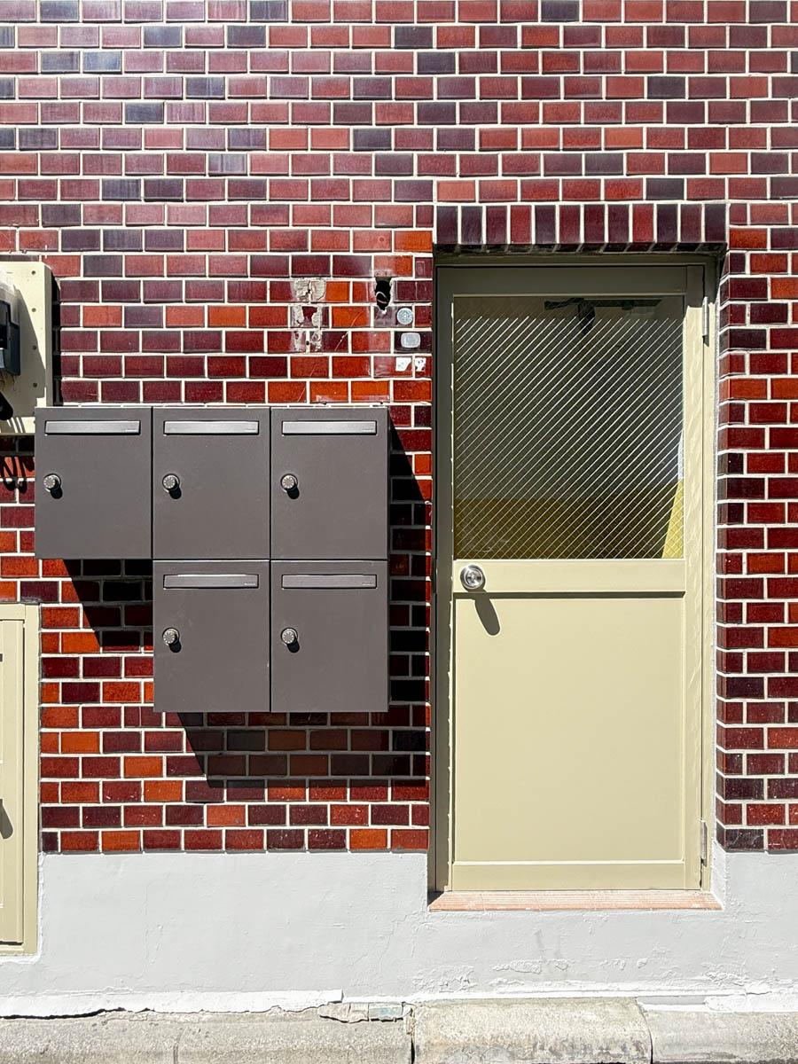 墨田区業平の賃貸物件/かわいいカラーの扉。これからポスト上にビルサインと照明がつきます