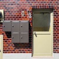 墨田区業平の賃貸物件/かわいいカラーの扉。これからポスト上にビルサインと照明がつきます