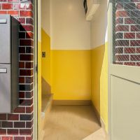 墨田区業平の賃貸物件/1階の扉をあけると黄色いアクセントカラーがかわいい階段室が待っています