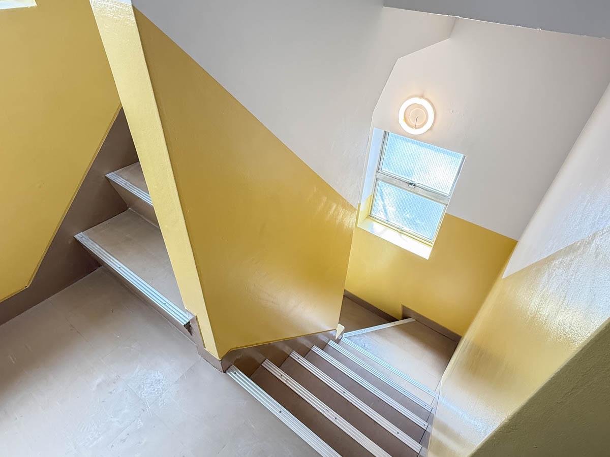 墨田区業平の賃貸物件/踊り場の照明もかわいい。かなりコンパクトな階段室ですが、上がる時間も楽しくなるようなデザインです