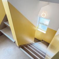 墨田区業平の賃貸物件/踊り場の照明もかわいい。かなりコンパクトな階段室ですが、上がる時間も楽しくなるようなデザインです