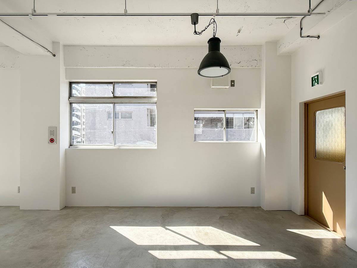 墨田区業平の賃貸物件/ライティングレールが設置され、好きな照明がつけられます。フォクトリーランプも好きな位置にアクセントで配置可能です（3階）