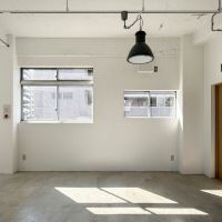 墨田区業平の賃貸物件/ライティングレールが設置され、好きな照明がつけられます。フォクトリーランプも好きな位置にアクセントで配置可能です（3階）