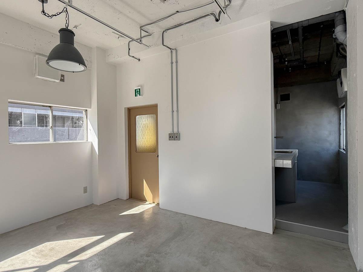 墨田区業平の賃貸物件/給湯室が右手に（3階）