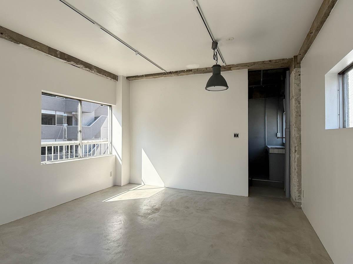 墨田区業平の賃貸物件/右奥に給湯室。4階は 入口が給湯室脇に