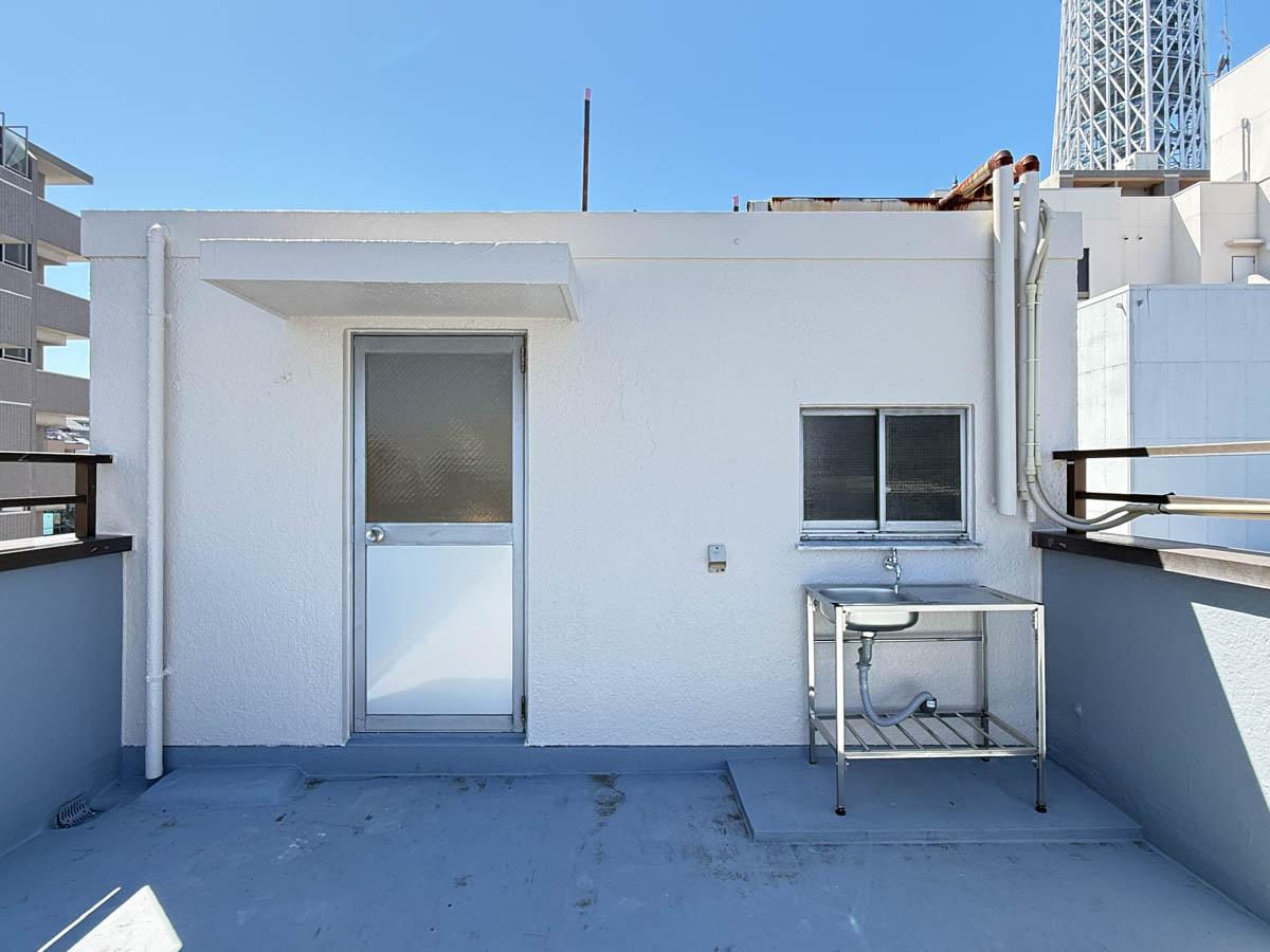 墨田区業平の賃貸物件/屋上に電気、水道、シンクがついています