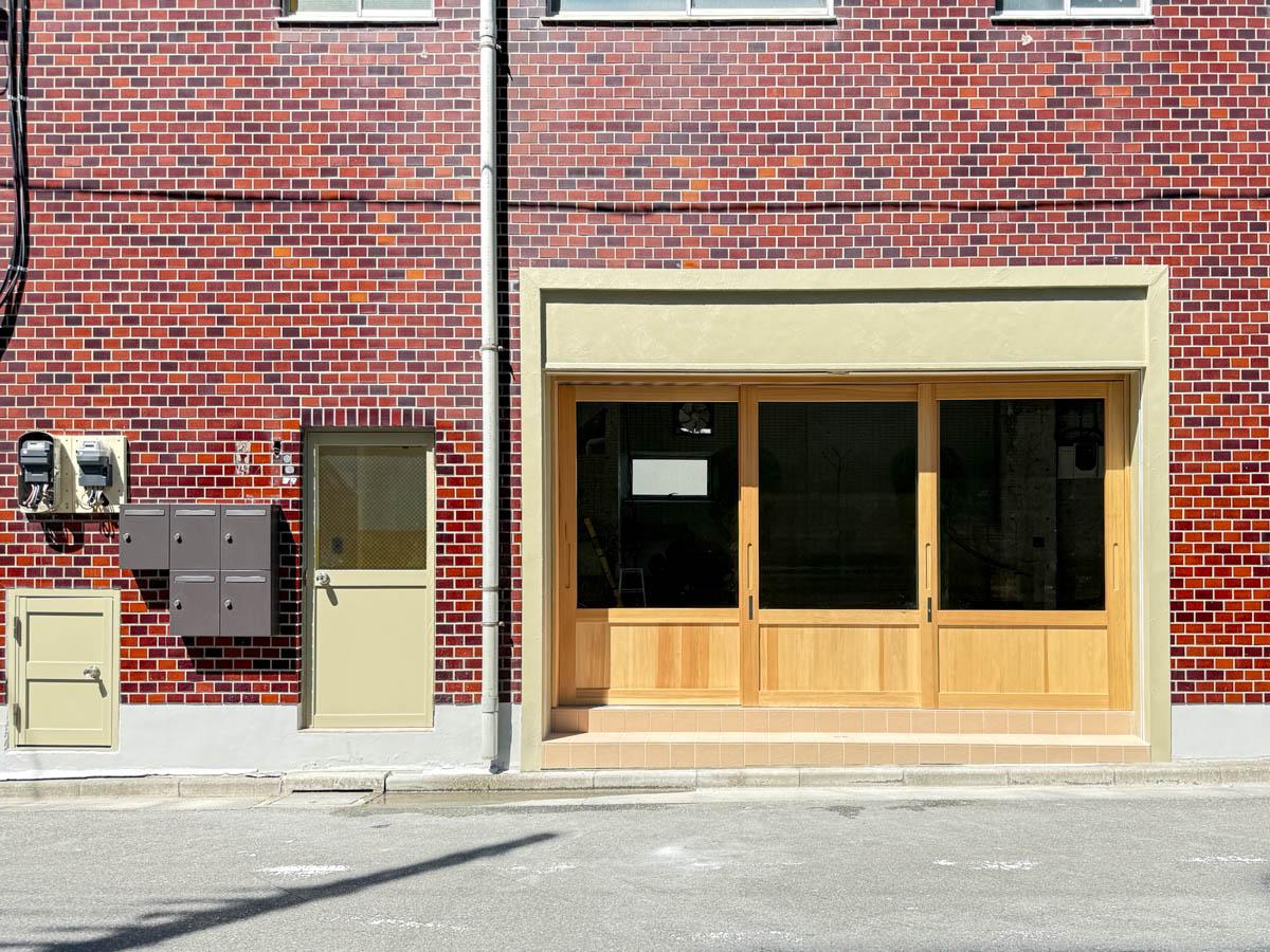 墨田区業平の賃貸物件/1階。左手の扉から階段室へ。右手は1階路面店舗として同時に募集をしています